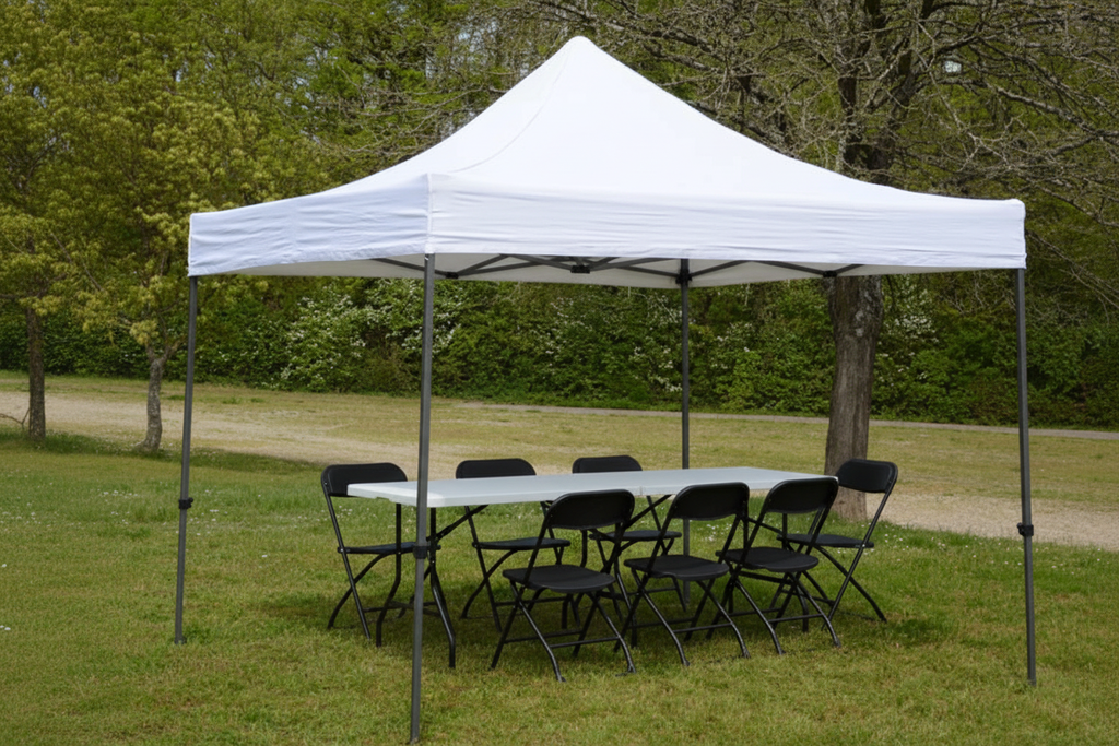 Chaises et tables sous barnum - pelouse