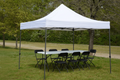 Chaises et tables sous barnum - pelouse
